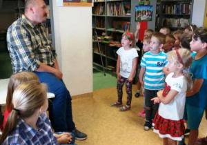 Dzieci słuchają opowieśći mężczyzny