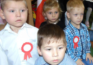 Dzieci glądają przedstawienie.