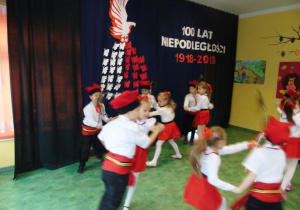 Dzieci tańczą.