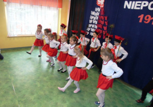 Dzieci tańczą.