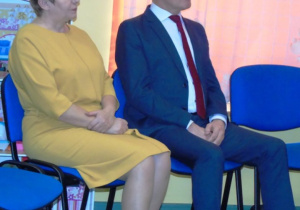 Kobieta i mężczyzna oglądają.