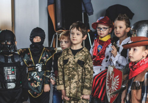 Chłopcy w strojach karnawałowych.