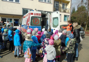 Dzieci patrzą na karetkępogotowia.