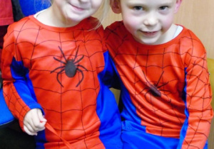 Dzieci w przebraniu spidermena