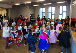 Dzieci i rodzice bawią sie z animatorem.