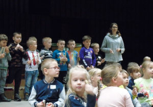 Dzieci trzymaja w rękach instrumenty perkusyjne.
