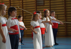 Występujące dzieci ustawione do tańca poloneza.Dzieci tańczą poloneza.