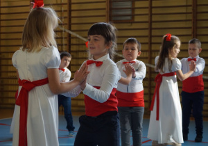 Dzieci tańczą poloneza.