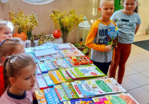Chłopiec z dziewczynką wybrali książkę.