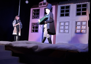 Dwóch aktorów teatru odgrywają swoje role na scenie.
