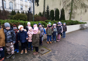 Dzieci stoją ustawione w parach.