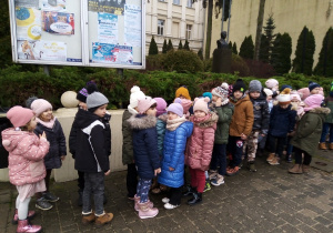 Dzieci stoją ustawione w parach.