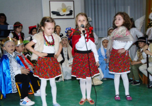 Dziewczynki w stojach góralskich śpiewają piosenki