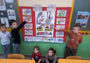 Chłopcy pokazują na tablicy obrazki ze źródłami dymu.