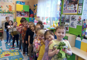 Dzieci stoją w rzędzie.