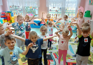 Dzieci tańczą przy piosence.