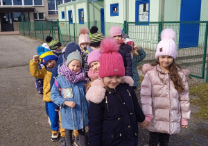 Dzieci idą na wycieczkę w pokiwaniu źródeł dymu.