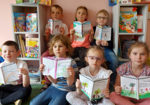 Dzieci prezentują wykonane przez siebie pracę.