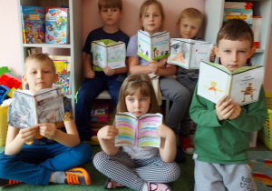 Dzieci prezentują wykonane przez siebie pracę.