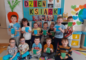 Chłopcy prezent5ują wykonane przez siebie prace.