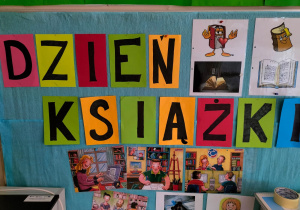 Tablica z napisem "Dzień Książki" i historyjką obrazkową - jak powstaje ksiązka.