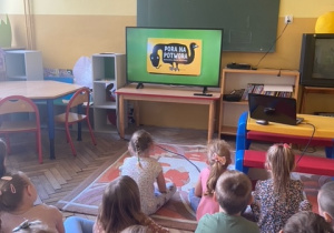 Dzieci oglądają film edukacyjny - jak powstaje książka.