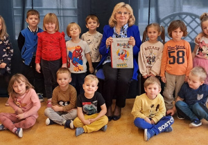 Do zdjęcia pozują dzieci z zaproszoną poetką.