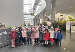 Grupa dzieci przed wejściem do Centrum Kultury