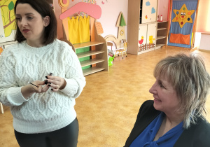 Na zdjęciu widać dwie panie na jednej pani będzie wykonywany makijaż