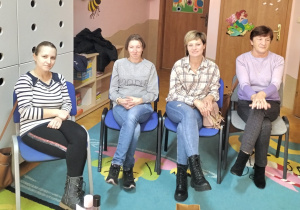 Na zdjęciu siedzą cztery panie biorące udział w spotkaniu makijażowym