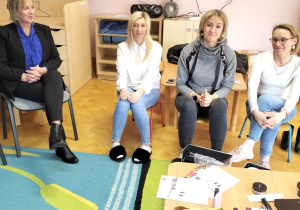 Na zdjęciu siedzą cztery panie biorące udział w spotkaniu makijażowym