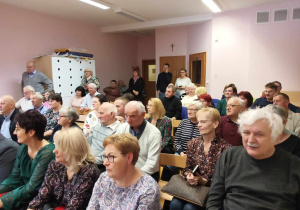 Na widowni siedzą zaproszeni na uroczystość dziadkowie.