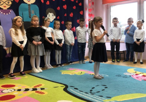 Na zdjęciu widać występujące dzieci.