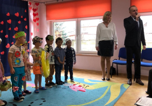Pan Wójt przemawia do publiczności. Za nim stoi Pani Dyrektor i występujące dzieci.