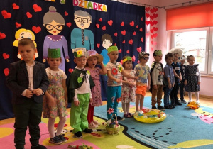 Na zdjęciu widać występujące dzieci.