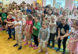 Grupa dzieci tańczy do tańca hip-hop