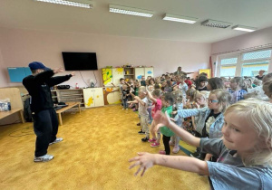 Grupa dzieci tańczy do tańca hip-hop