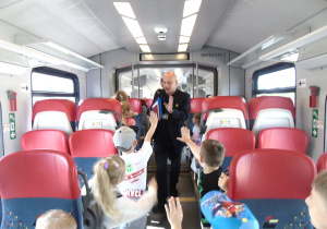 Dzieci siedzą w pociągu.