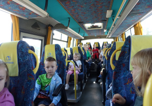 Dzieci podróżujące w autobusie