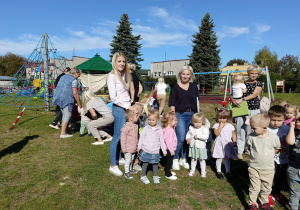 Przedszkolaki z opiekunami na placu w czasie ewakuacji