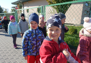 Przedszkolaki idące w parach chodnikiem