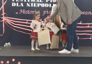 Wręczenie nagród uczestniczkom festiwalu