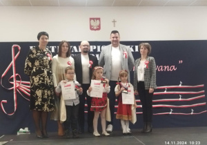 Nagrodzeni uczestnicy prezentujący otrzymane dyplomy i nagrody