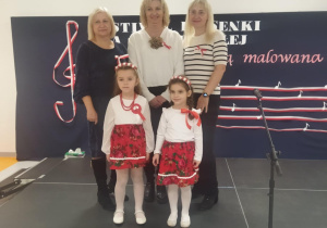 Dziewczynki biorące udział w festiwalu wraz z opiekunami