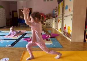 Dziewczynka prezentująca jedną z pozycji w jodze
