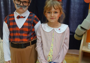 Chłopiec przebrany za dziadka i dziewczynka przebrana za babcię