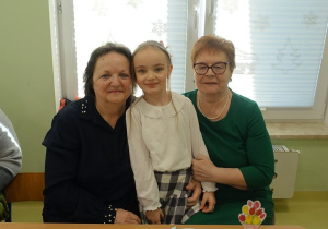 Dziewczynka z babciami
