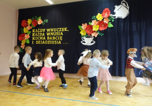 Przedszkolaki tańczące w parach w czasie występu
