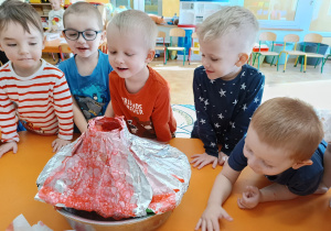 Chłopcy obserwujący wulkaniczny eksperyment.