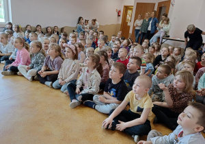 Przedszkolaki oglądające przedstawienie.